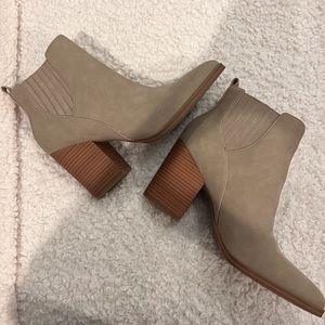 AMERICAN EAGLE women’s booties. worn once!